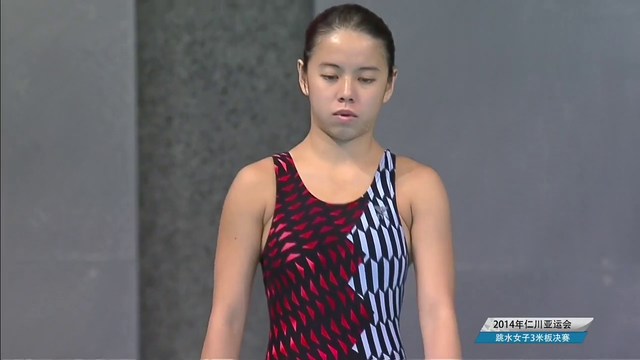 新加坡妹子能力不够，一头栽进水中，教练急得现场教学！