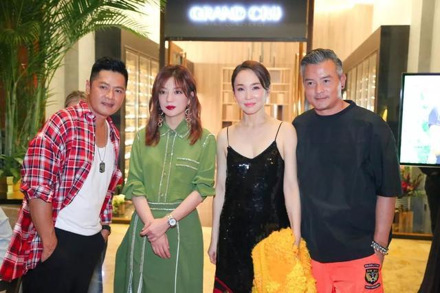 43岁赵薇同框49岁范文芳，小燕子小龙女活久见，杨过却成老头了