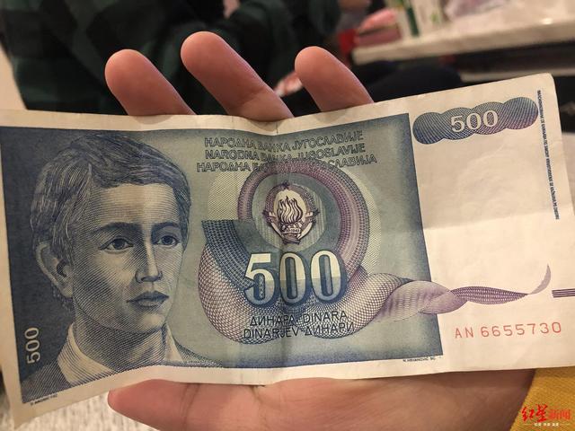 女子街头热心帮“新加坡华人”兑换外币被骗1000元