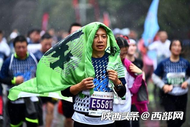 “西马”首次雨中开跑 让跑友爱上西安这座城