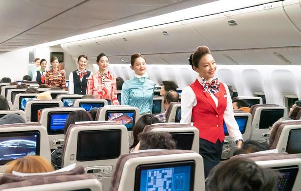 大韩航空美女空姐上演制服诱惑，展示成立50年来的11套空乘服
