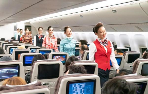 大韩航空美女空姐上演制服诱惑，展示成立50年来的11套空乘服