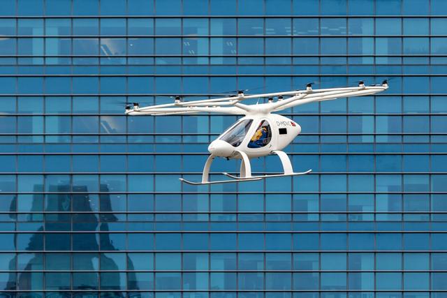 吉利投资 Volocopter 飞行器飞越新加坡海湾，“打飞的”成为可能