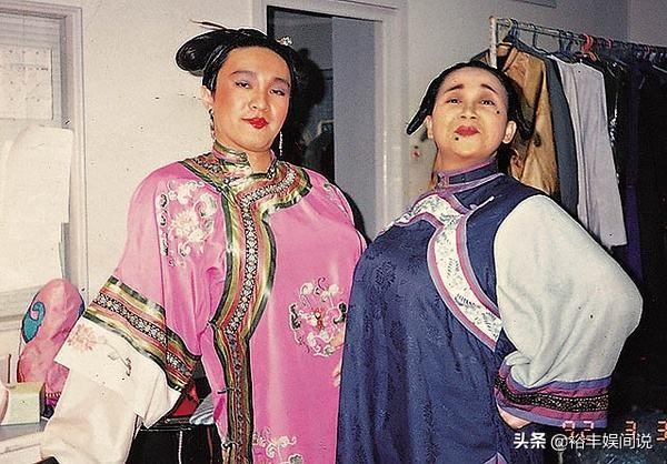 周星驰“御用丑角”朱咪咪现身，65岁消瘦惹人怜，儿子高大又帅气