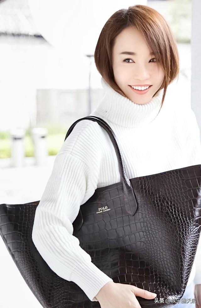 范文芳48岁依旧是26岁的容颜，挎超大饺子包表情四连拍