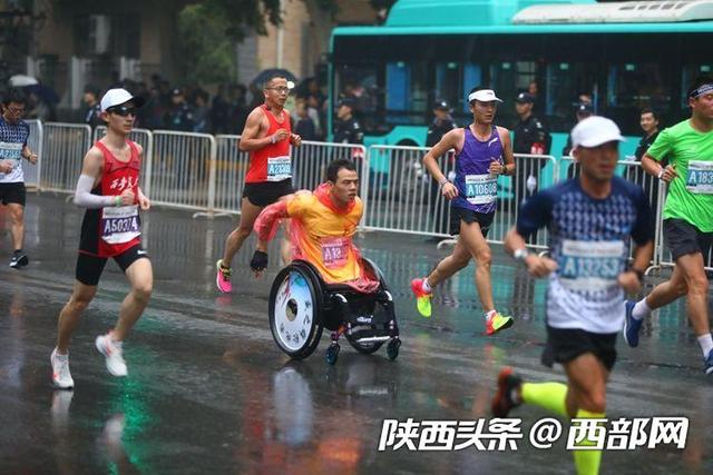 “西马”首次雨中开跑 让跑友爱上西安这座城