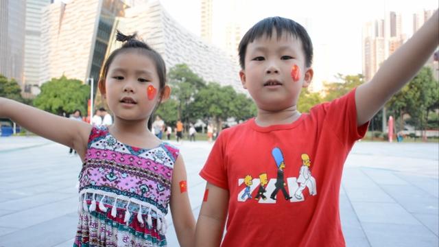 祝福新中国生日快乐 广州市民齐齐献歌