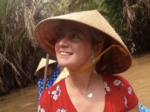 英国女教练越南旅游被虫子咬陷入昏迷，网友助她回家，捐款近十万