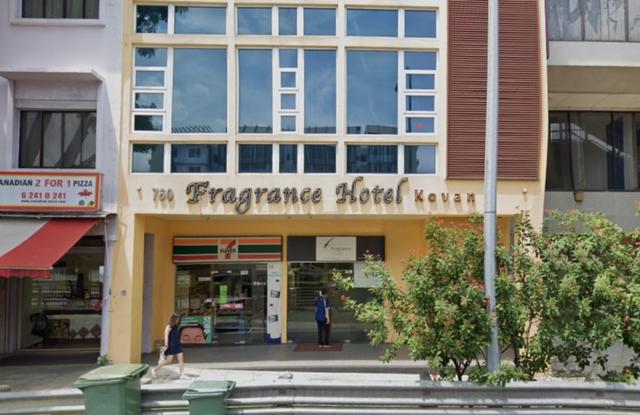 新加坡丈夫当众抓住妻子出轨，爬情夫车顶一路跟随7公里拒绝下车