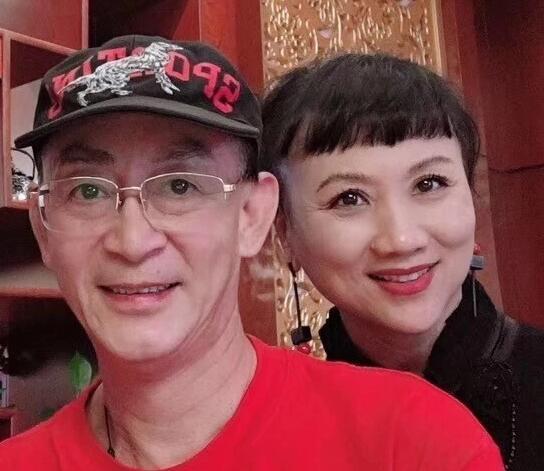 六小龄童罕见晒全家福为老婆庆生，妻子曾是《西游记》场记