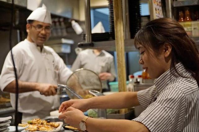 日本饮食业人手不足问题严重，采用各种手段争抢留学生打工者