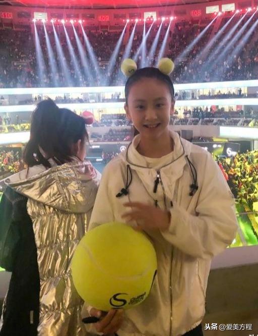 田亮晒女儿森碟近照，对比黄多多的成熟金发，更显清纯可爱