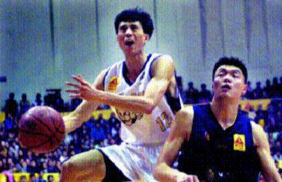人送外号“宏远奇兵”，乡亲称他“湛江球王”，退役专注家乡篮球