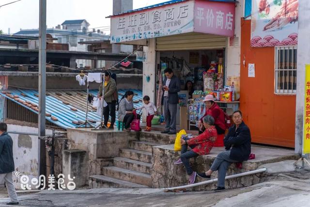 昆明从2间石棉瓦房做起的小饭店，30年历史，外省人包大巴车去吃