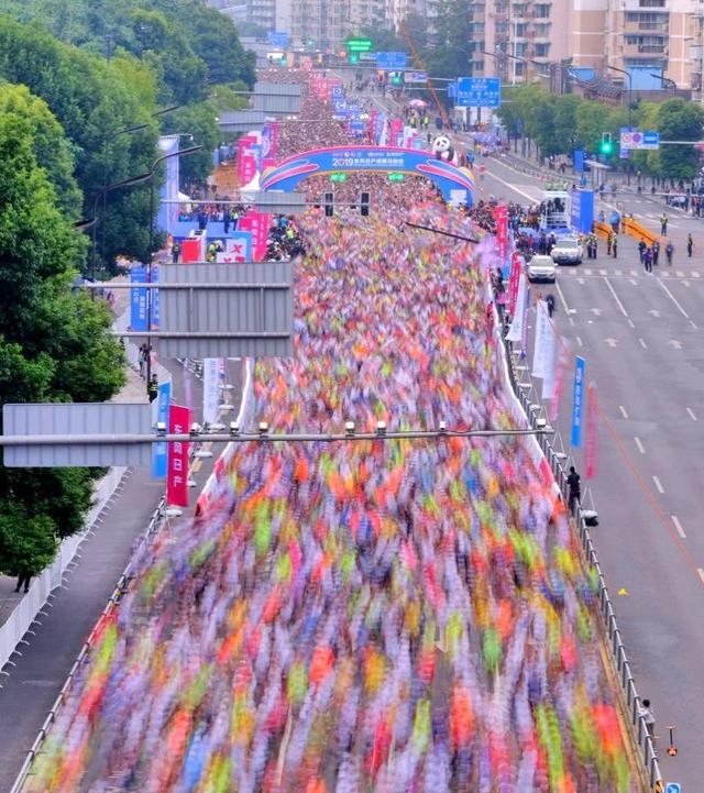 国内首个大满贯候选赛事 2019东风日产成都马拉松开跑