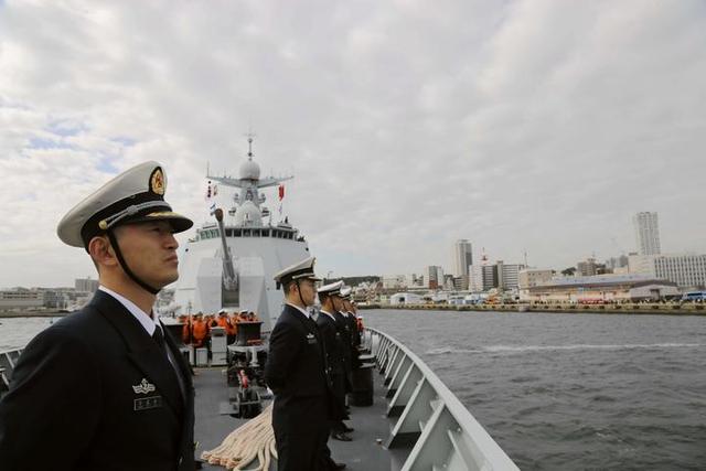 从舟山驶出的太原舰抵达日本 300多人码头热烈欢迎