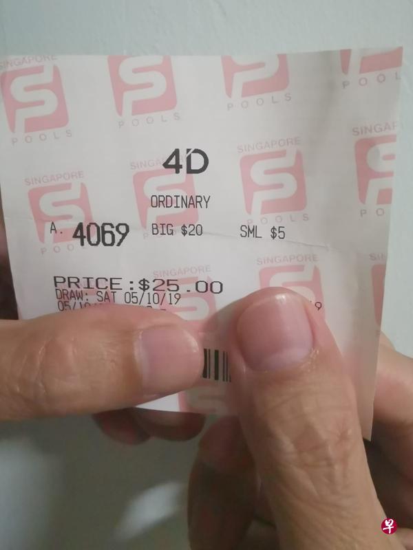 新加坡华裔男子错拿他人彩票中了2万，主动上交欲物归原主获好评