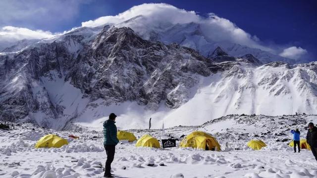 放弃巨额退休金，仅用时6个月零6天，他登顶了全球14座8000米山峰