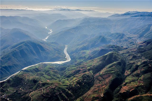 第二届松山山地自行车速降国际邀请赛10月26日在云南龙陵开赛