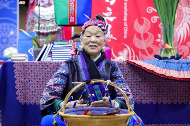 中国“绣娘奶奶”伦敦秀艺 惊艳世华会展台