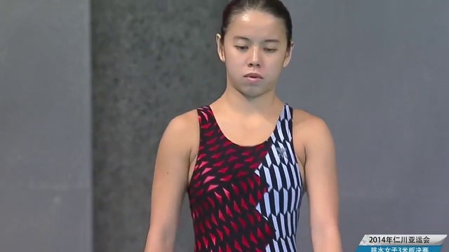 新加坡美女出现重大失误，一头栽进水中，教练急得现场教