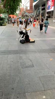 新加坡街头老人的独奏 绅士又优雅 你来听