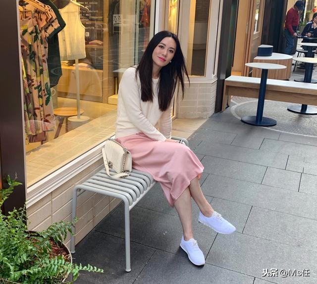 47岁最美殷素素郭妃丽冻龄如少女，喜欢法式私服也爱网红刘海发卡
