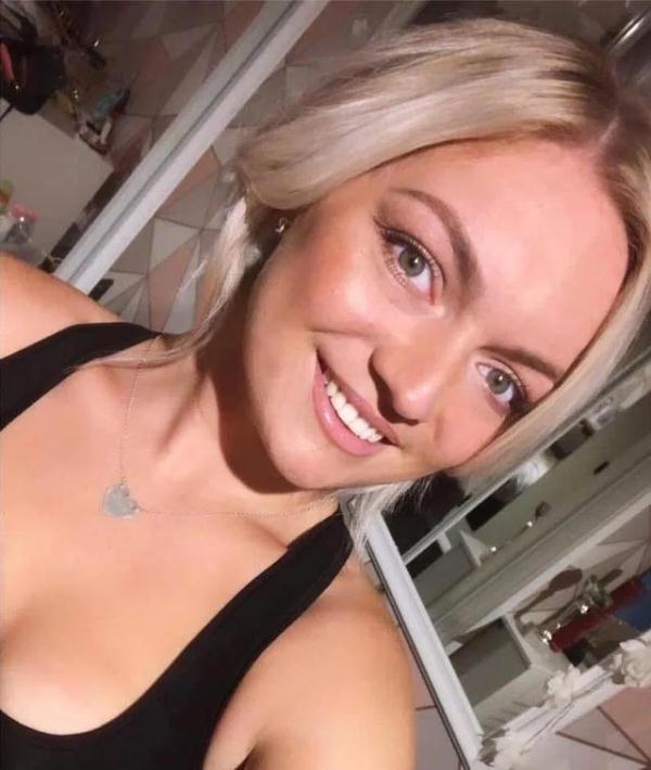 英国女教练越南旅游被虫子咬陷入昏迷，网友助她回家，捐款近十万