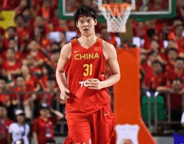 27+10率队完胜美国队！福建新队长王哲林，下赛季前景如何？