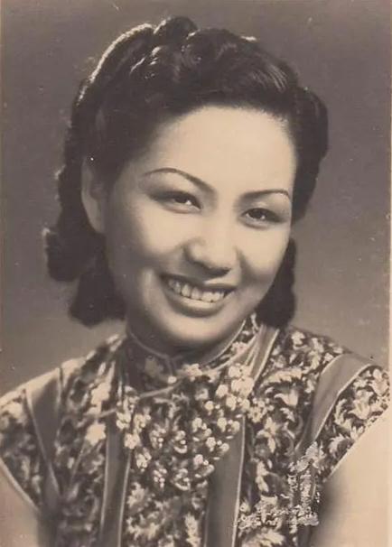 民国追星族离家出走，被卖入青楼，后来成为影后，36岁自杀身亡
