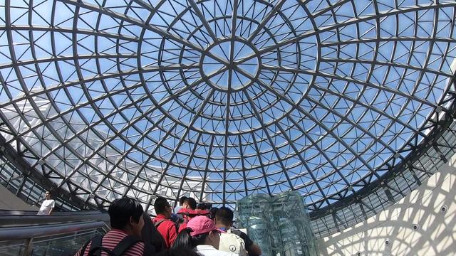 长春火车站有个全透明建筑，就像新加坡候机大厅，现代又前卫