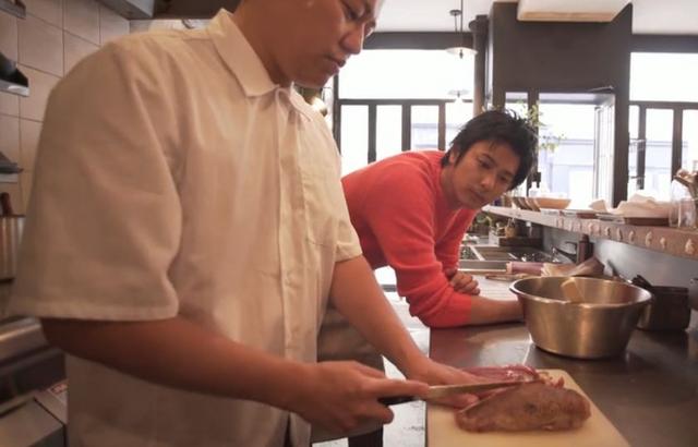 这位186cm日本帅哥厨师，1天爆红youtube，凭做菜年赚上亿