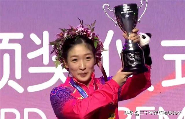 前国手入籍新加坡夺世界杯铜牌！刘国梁上台颁奖 大度祝贺并握手