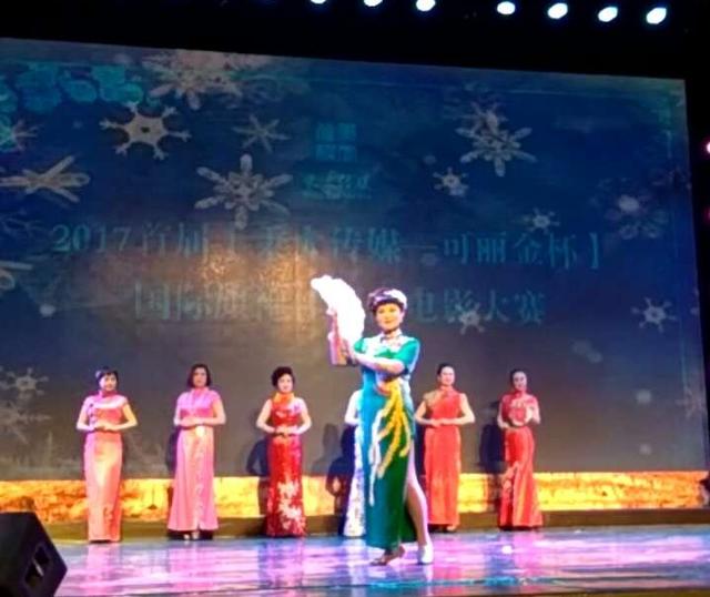 明星王陆芳作为评审嘉宾出席新加坡国立大学旗袍展出席费两百万元