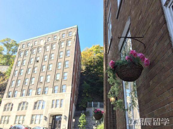 加拿大皇后大学商学院，拿了13个第1，还会有第14个出现？