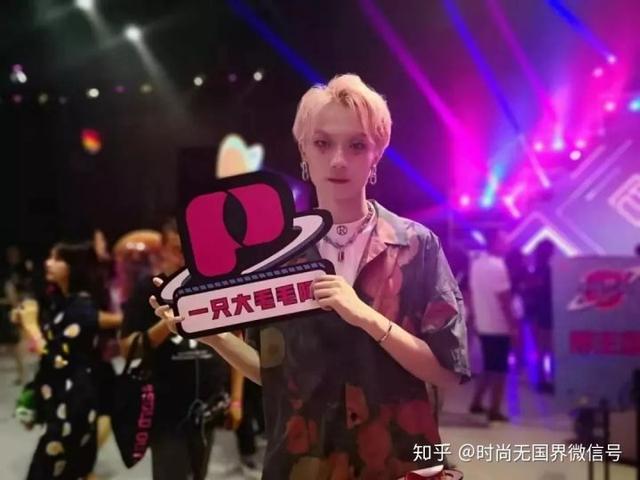 9条晚资讯 | 中国男性博主正在崛起；新浪微博上线“超9图”功能