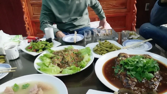 开封原麻辣鸡兔老板，从新加坡请来大厨卖私房菜，一中午卖60多桌