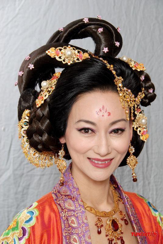 她是最惨的影后，三岁乞讨，幼年在红灯区讨生活，成年后被亲哥砍