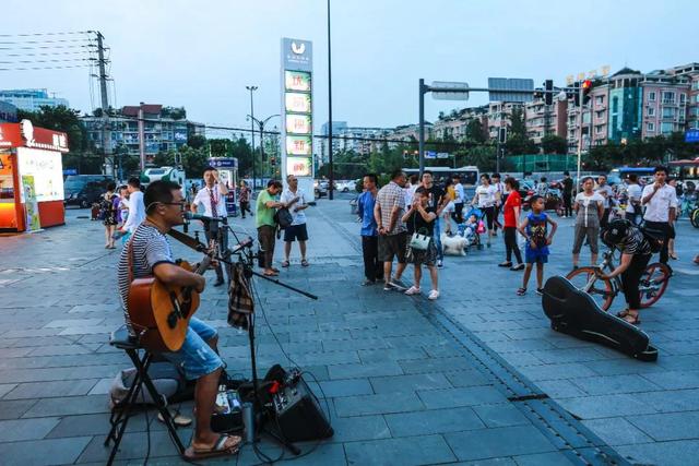 开着房车全国唱游来成都，他是最赚钱街头艺人