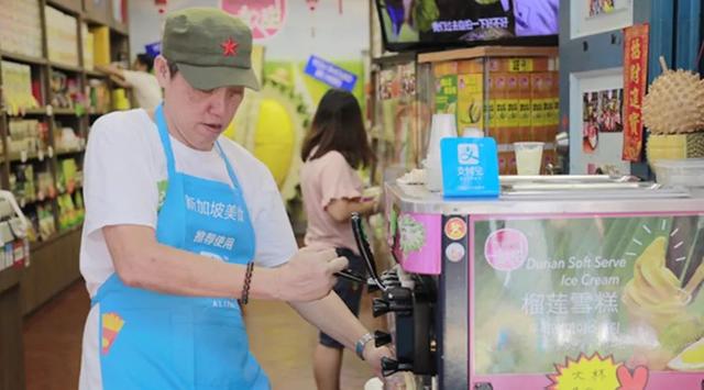 60岁大爷靠榴莲红遍整条街，倒闭店铺摇身一变成网红