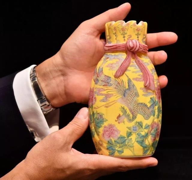 这只小巧的乾隆朝玻璃瓶，竟然在香港蘇富比拍出2.07亿天价