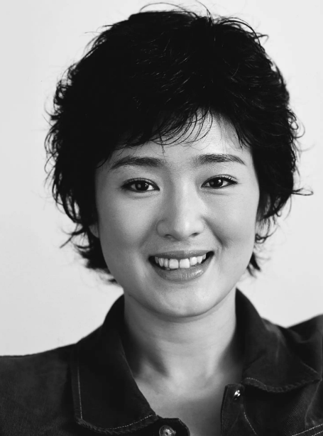 巩俐与女排队员合影，惠若琪被打马赛克，巩俐因新加坡国籍引争议