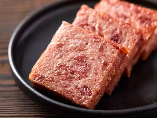 这个午餐肉，竟然全是大块肉粒！第二份半价