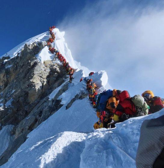 放弃巨额退休金，仅用时6个月零6天，他登顶了全球14座8000米山峰