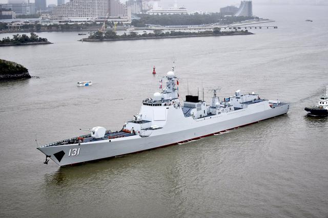 中国舰艇挂横幅慰问台风灾区感动日本网友 08年日舰带震灾物来华