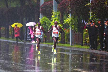 2019西安国际马拉松赛昨日完美收官，3万名选手雨中完赛 西马 大雨浇不熄的热爱