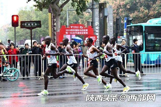 “西马”首次雨中开跑 让跑友爱上西安这座城