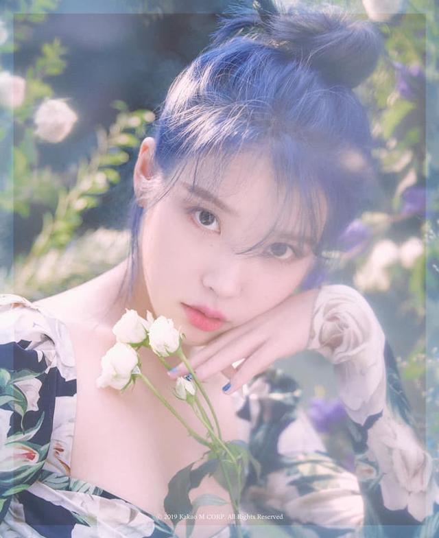 IU“仙气蓝发”回归造型掀起热议，新专辑将延后发行