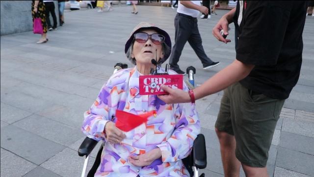 祝福新中国生日快乐 广州市民齐齐献歌