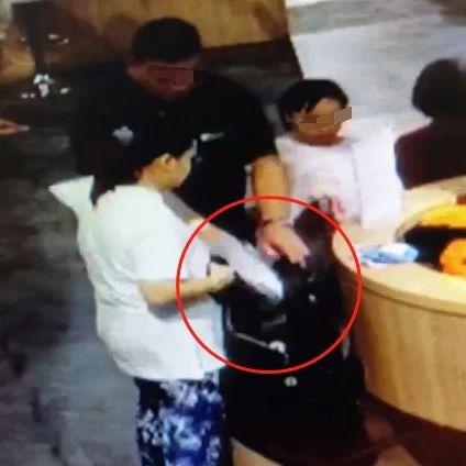 光天化日，这对父母当着孩子面拿走别人的包包......